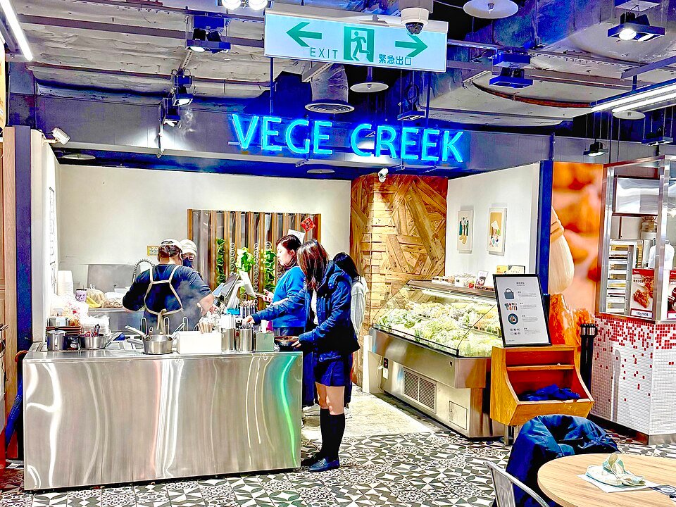 The Vege Creek counter and vegetable display at Shin Kong Mitsukoshi A11, Taipei